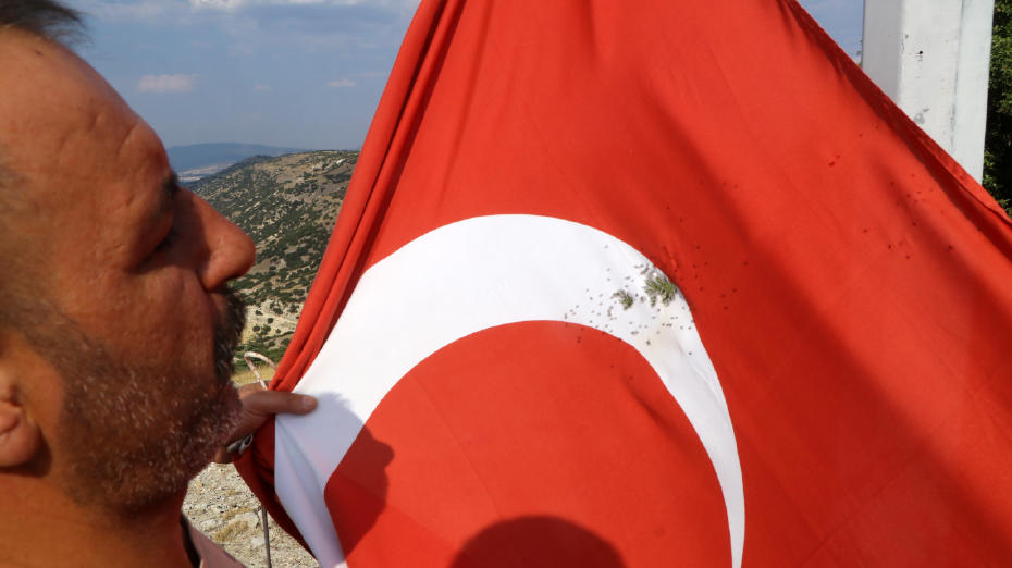 Burdur'da Türk Bayrağına Saldırı: Av tüfeğiyle Ateş Açıldı