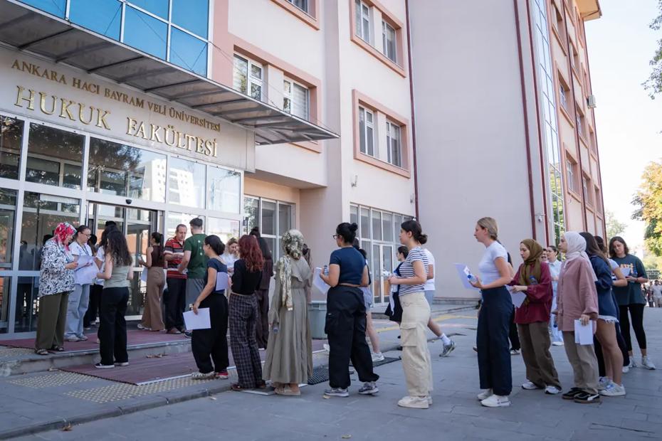 KPSS Heyecanı Başladı: Adaylar Süreci Yarıladı, Bazıları Son Anda Yetişti