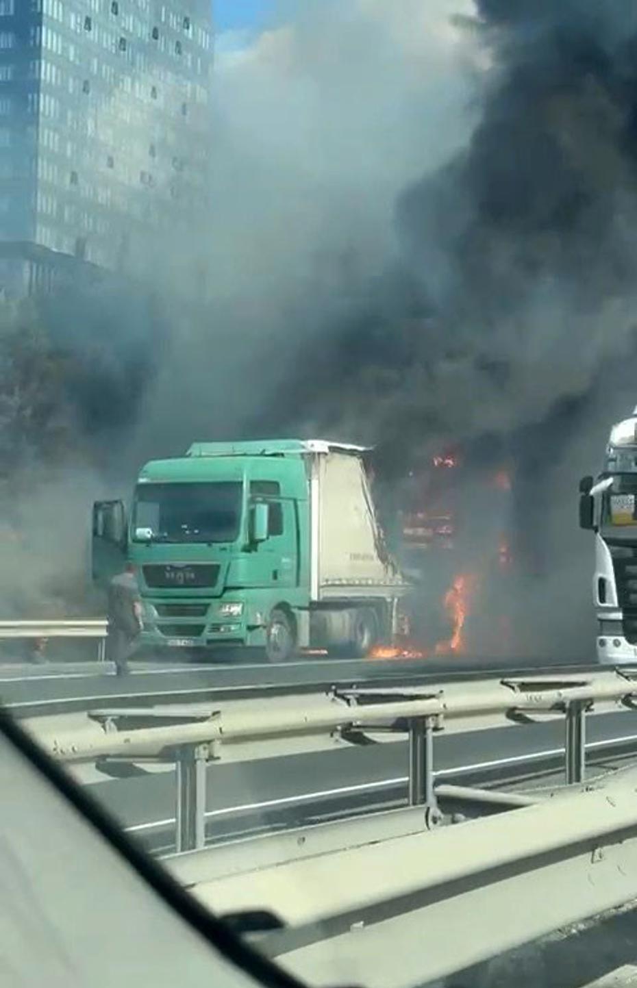 TEM Otoyolu'nda TIR Yangını Kontrol Altına Alındı ve Trafik Durumu Normalleşti