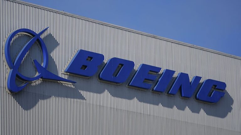 Boeing, likidite krizinin üstesinden gelmek için hisse senedi teklifinden 19 milyar dolar toplamayı hedefliyor