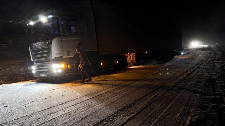 Ardahan’da kar ve buz: 9 tır yolda mahsur kaldı