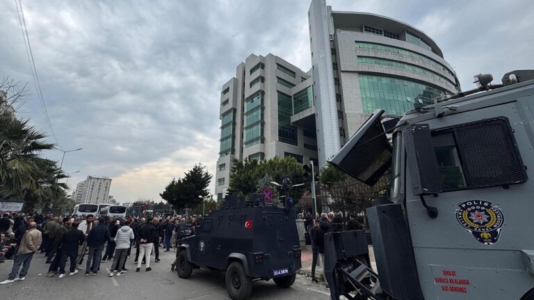 Akdeniz’de belediye başkanı ve 4 belediye meclis üyesi tutuklandı