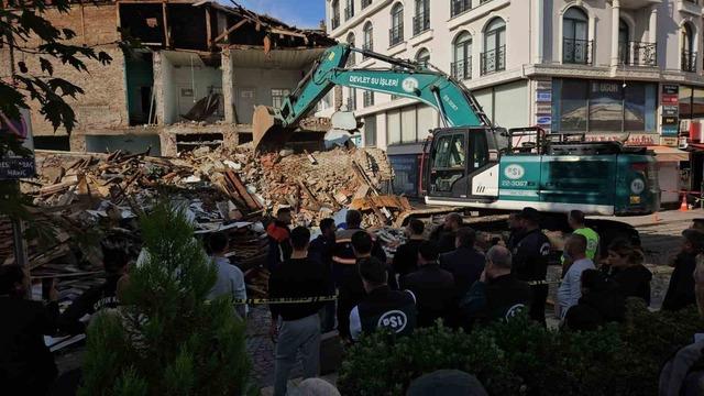 Sındırgı'da çöken binaların molozları kaldırıldı