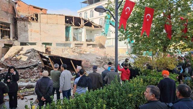 Sındırgı'da çöken binaların molozları kaldırıldı 2